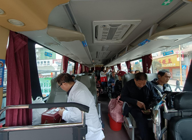 “健康快车”为新江白内障患者免费送光明.png