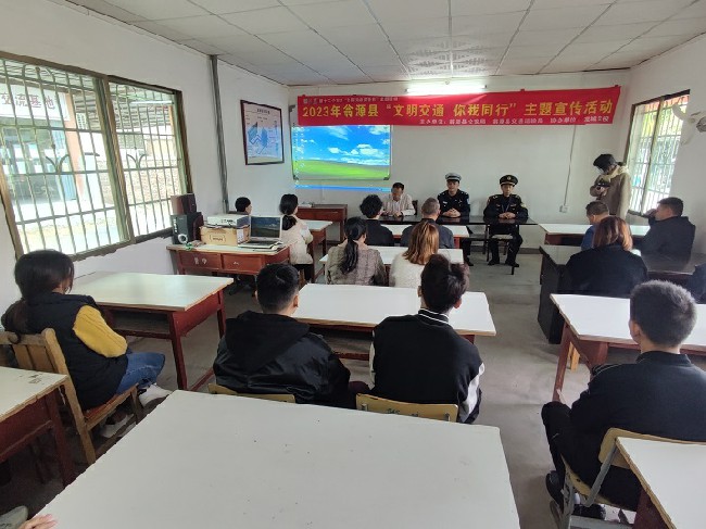 翁源2023年12.2交通安全日宣传进驾校活动图片1.jpg
