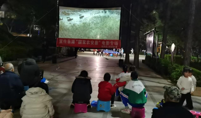 龙仙镇开展国家农安县宣传电影进社区活动.png
