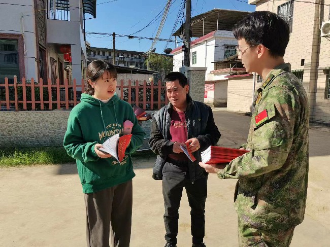 送喜报结合征兵宣传，官渡镇武装部多点发力激发青年参军热情1~1.jpg