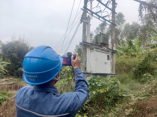 对高寒山区线路设备进行重点巡视检查。曾国琳 摄~1.jpg