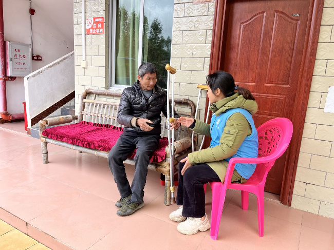 新江镇社工站探访敬老院特困人群.png