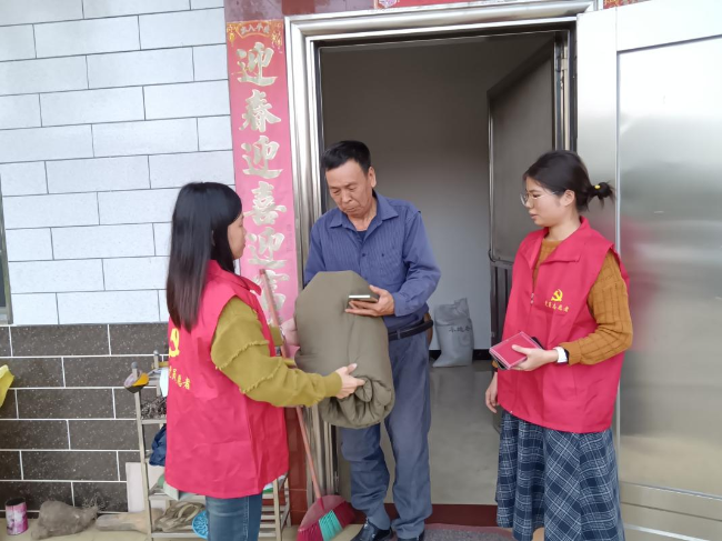 新江镇开展脱贫户寒冬送温暖行动.png