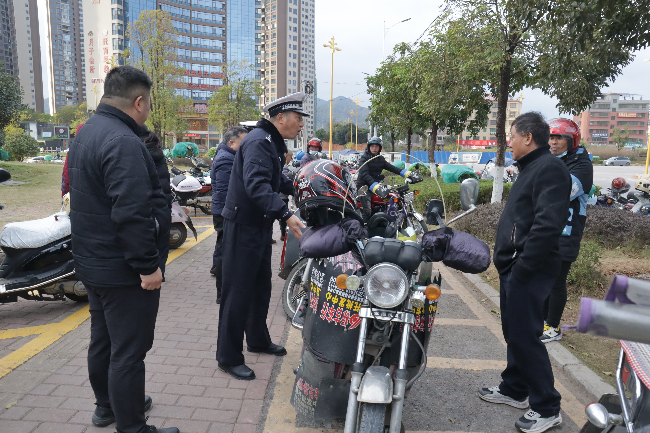 【文明城市】现场办公解难题 整治车辆乱停放2.JPG