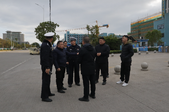 【文明城市】现场办公解难题 整治车辆乱停放1.JPG