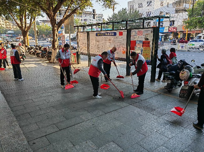网格志愿者在辖区开展环境卫生统一行动.jpg