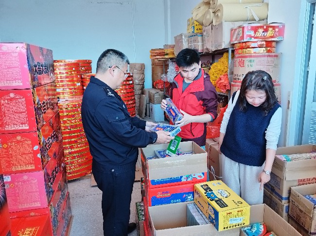 江尾镇开展烟花爆竹联合检查，为安全生产保驾护航.jpg