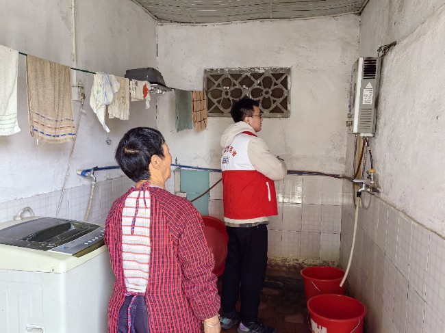 铁龙镇开展直排式燃气热水器再排查.jpg