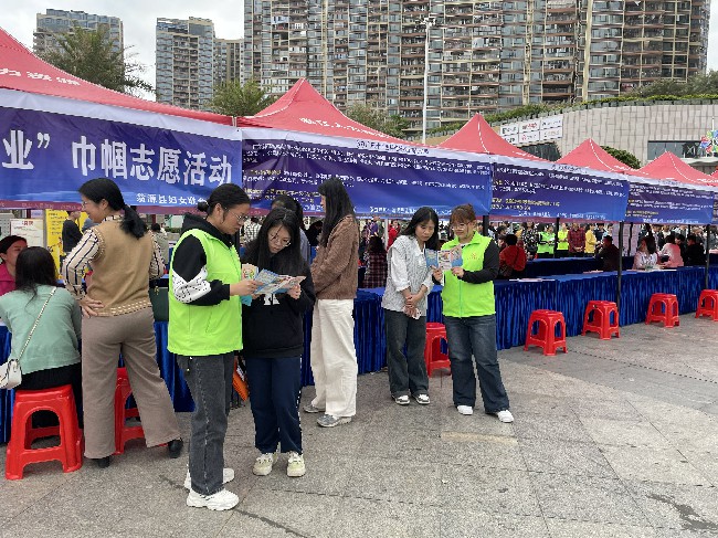 翁源县：招聘会上宣禁毒 帮扶宣传两不误.jpg