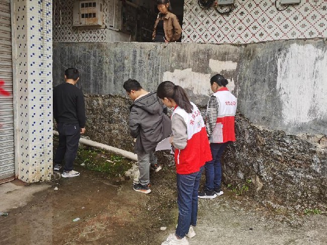 龙仙镇幸福社区：我为群众办实事 解决管道漏水难题.jpg