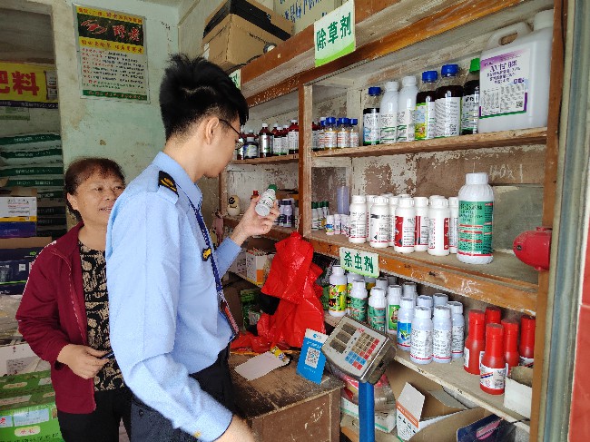 周陂镇开展春耕期间农资门店专项检查.jpg