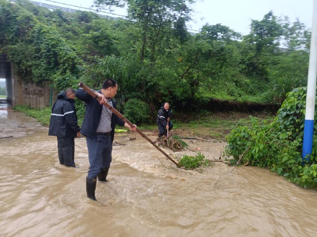 周陂镇：洪水堵路，镇村干部消除水患，村民拍手称赞.jpg