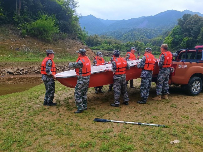 新江镇：“汛”速集结 乘风破浪扬党旗.jpg