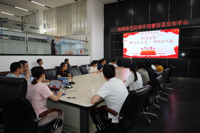 县气象局职工以《国家安全，一切为了人民，一切依靠人民》为题宣传总体国家安全观（县气象局 陈虓韵 摄）.JPG