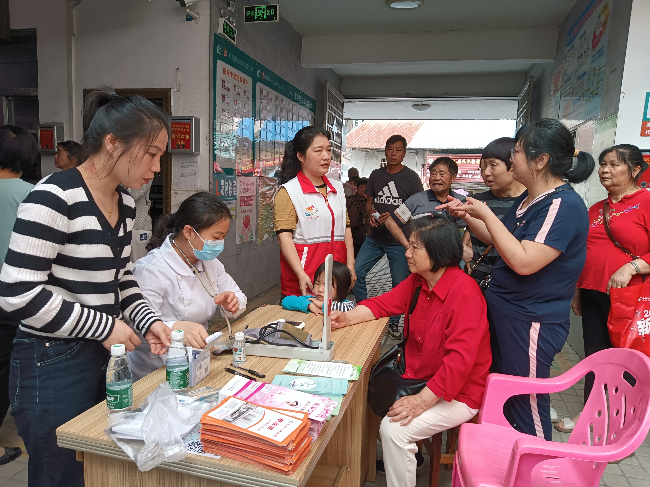 龙仙镇新华社区联合龙仙镇中心卫生院开展“爱心义诊 守护健康”志愿服务活动2.png