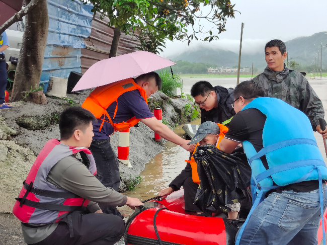 抗洪救灾在一线——官渡镇开展防汛救灾工作.jpg
