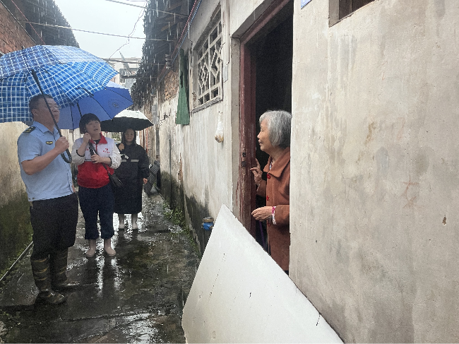 龙仙镇新华、城南社区：一线防汛显担当 人大代表在行动1.png