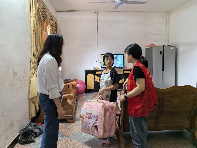 走访慰问送温暖 浓浓关怀显真情--翁城镇妇联开展灾后慰问活动.jpg