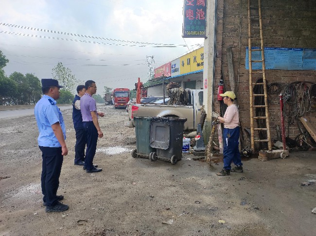 铁龙镇开展路域环境整治工作.jpg