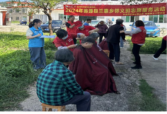坝仔镇三坑村开展“扶残助老爱心义剪”主题活动.jpg
