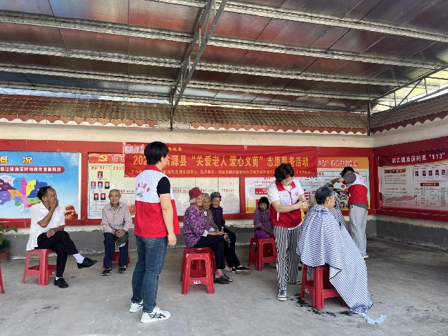 【我为群众办实事】新江镇开展“关爱老人 爱心义剪”志愿服务活动.jpg