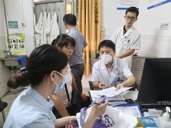 韶州人民医院到新江镇为低收入痔疮患者提供免费手术和免费接送服务2.png