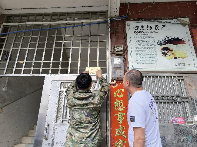 新江镇为入伍新兵家庭悬挂光荣牌.jpg