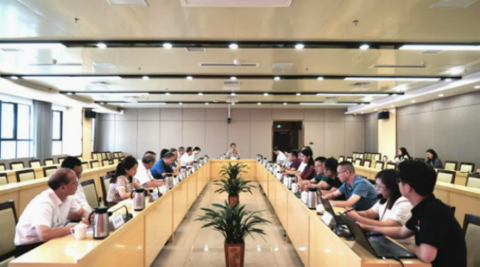 中共翁源县委理论学习中心组学习会议召...