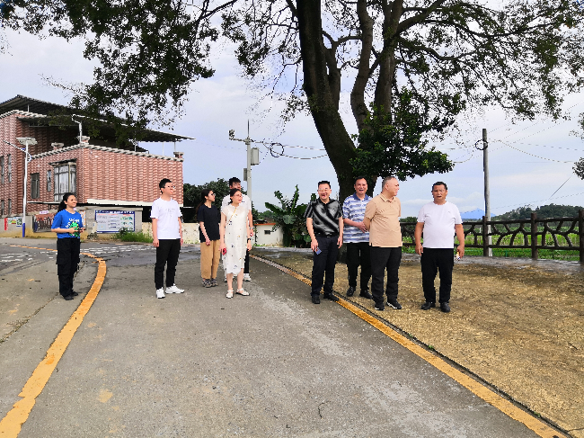 县人大常委会开展全域人居环境综合整治工作情况调研.jpg