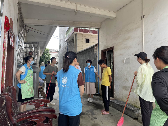 新江社工站开展“爱心打扫 关爱困难家庭”活动.png