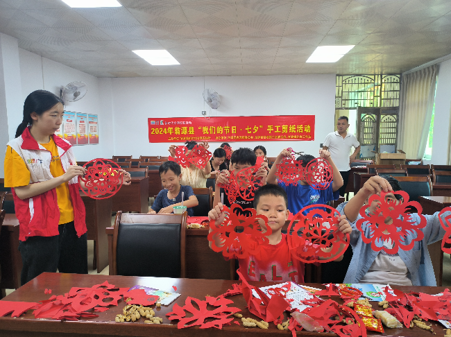 官渡镇开展“我们的节日&middot;七夕”手工剪纸活动.jpg