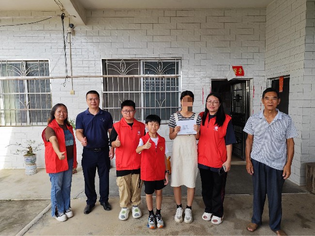 坝仔镇：爱心助学 为困难学子圆梦.jpg