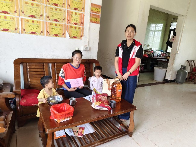新江镇太坪村：中秋前夕温情行 慰问活动暖人心.jpg