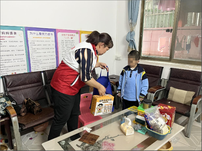 龙仙镇妇联开展“爱心妈妈”关爱困境儿童中秋走访慰问活动.png