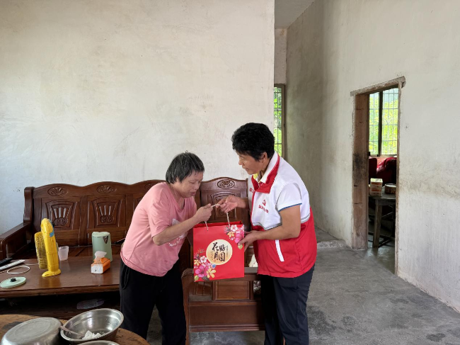 新江镇妇联温情行动迎中秋，共筑节日关怀桥梁.png