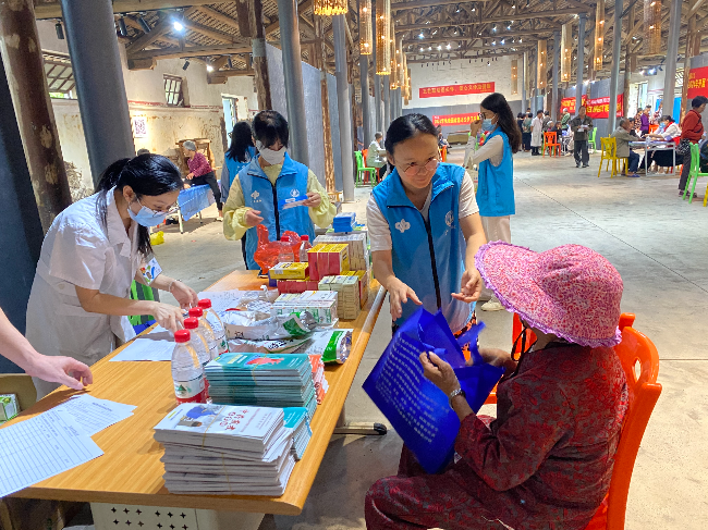 翁城镇社工站开展“五社联动送关怀，爱心义诊助健康”义诊活动.jpg