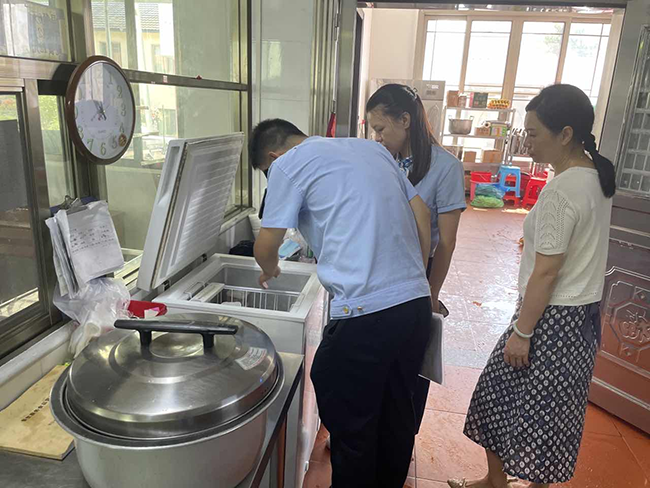龙仙镇开展养老机构食品安全专项检查.png