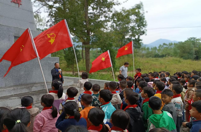 祭英烈，递薪火：江尾关工委组织仙鹤学校学生开展爱国主义教育活动.png