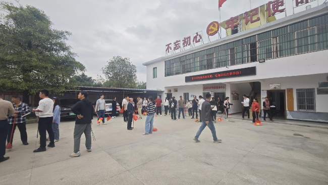 江尾镇组织全镇干部到联光村开展人居环境整治活动.png
