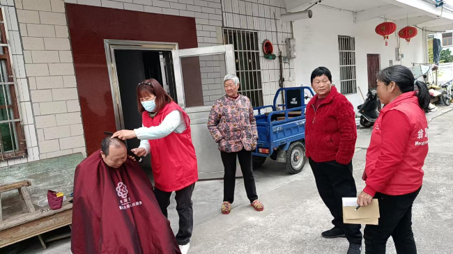 12.12江尾镇开展“兰乡惠民”爱心义剪志愿服务活动.jpg