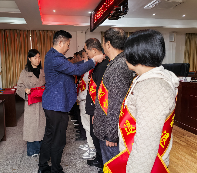 “荣退情暖桑榆，薪火相传不息”——龙仙镇举行2024年干部荣誉退休仪式.jpg