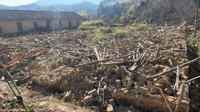 江尾镇：拆除危房除隐患 筑牢防线护民生2.jpg