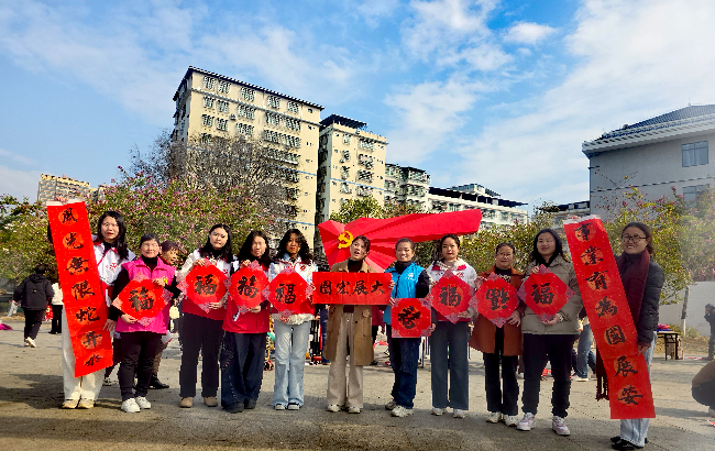 龙仙镇幸福社区开展“文化惠民送春联 翰墨飘香暖人心”迎蛇年新春送春联活动.jpg