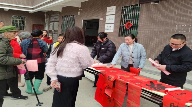 市委老干部局到新江镇民光村开展“春联送祝福&middot;慰问暖人心”迎新春活动.jpg