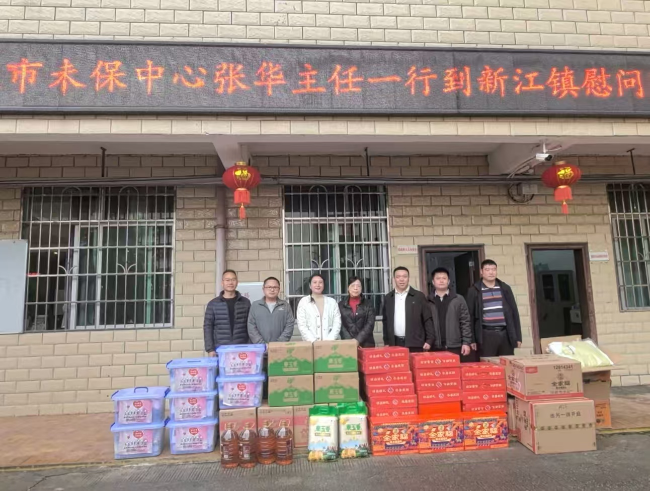 韶关市未成年人保护中心到新江镇慰问困难儿童.png
