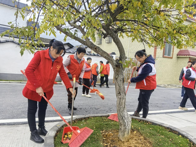 龙仙镇蓝青村开展“高质量发展 巾帼在行动”人居环境整治活动.jpg