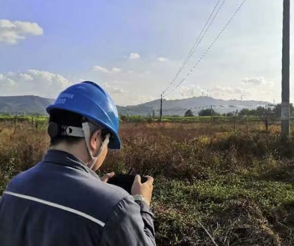 通过无人机排查山火隐患。朱英桦 摄.jpg