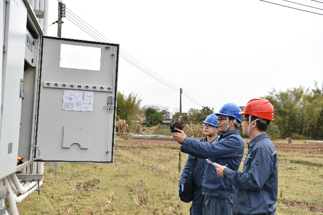 利用红外测温仪排查温度过高隐患。潘英华 摄.JPG