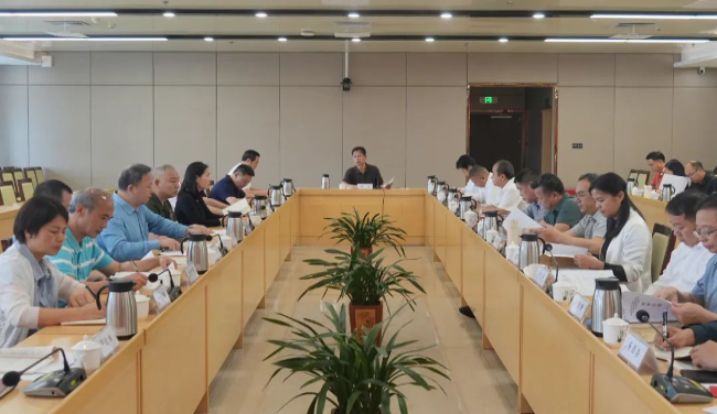 县委领导班子举行深入贯彻中央八项规定精神学习教育读书班暨县委理论学习中心组学习会