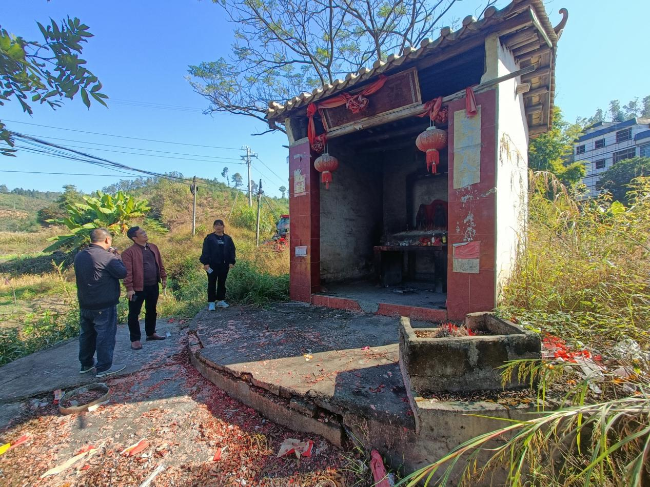 坝仔镇开展“五一”期间民间信仰场所安全生产和消防工作检查1.png